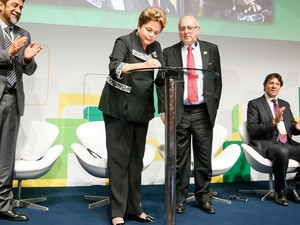 Presidenta Dilma sancionou Marco Civil da Internet
durante a abertura do NETMundial (Foto: Roberto
Stuckert Filho/PR)
