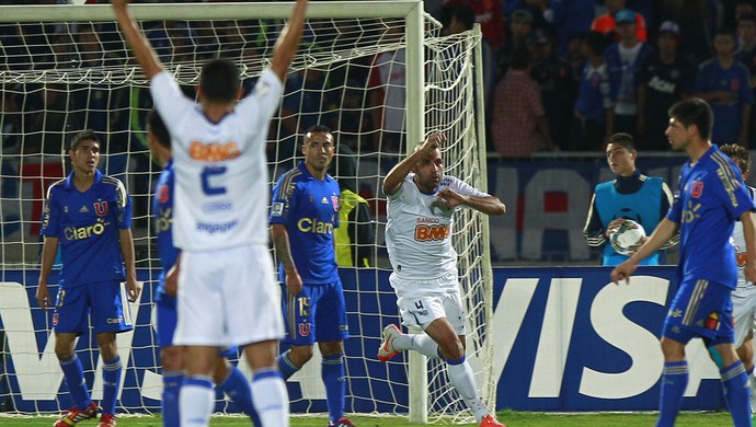 Bruno Rodrigo fez o gol que abriu caminho para a vitória do Cruzeiro no Chile (Foto: Javier Valdes Larrondo/Light Press)