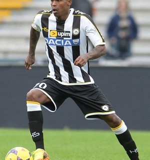 Meia Maicosuel vai trocar de camisa listrada de preto e branco (Foto: Getty Images)