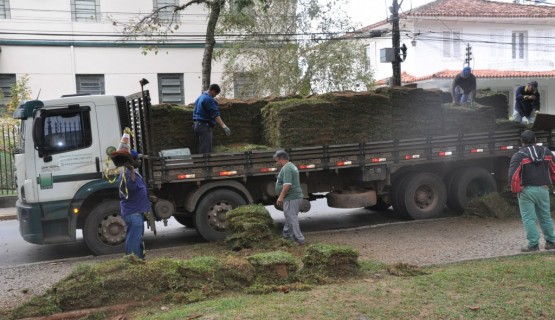 Plantio-de-grama-na-Praça-Dr.-Austo-Silva-001-1024x680