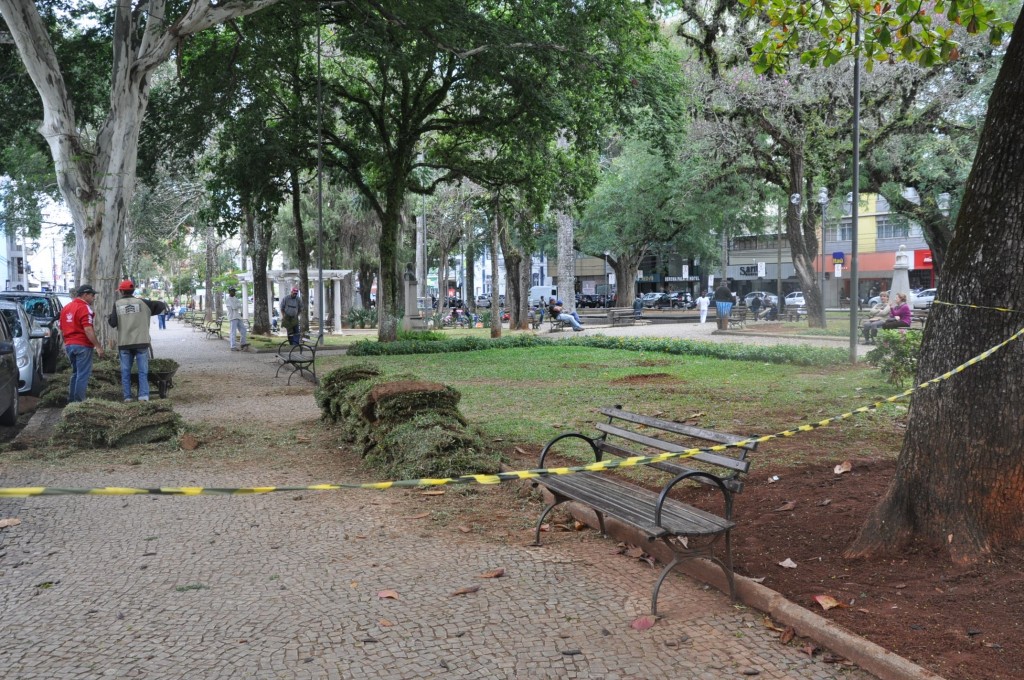 Plantio-de-grama-na-Praça-Dr.-Austo-Silva-006-1024x680