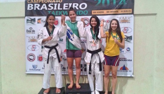 Stefânia no pódio (primeira atleta, à esquerda).