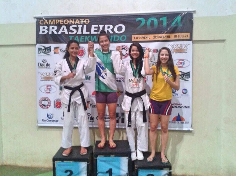 Stefânia no pódio (primeira atleta, à esquerda).