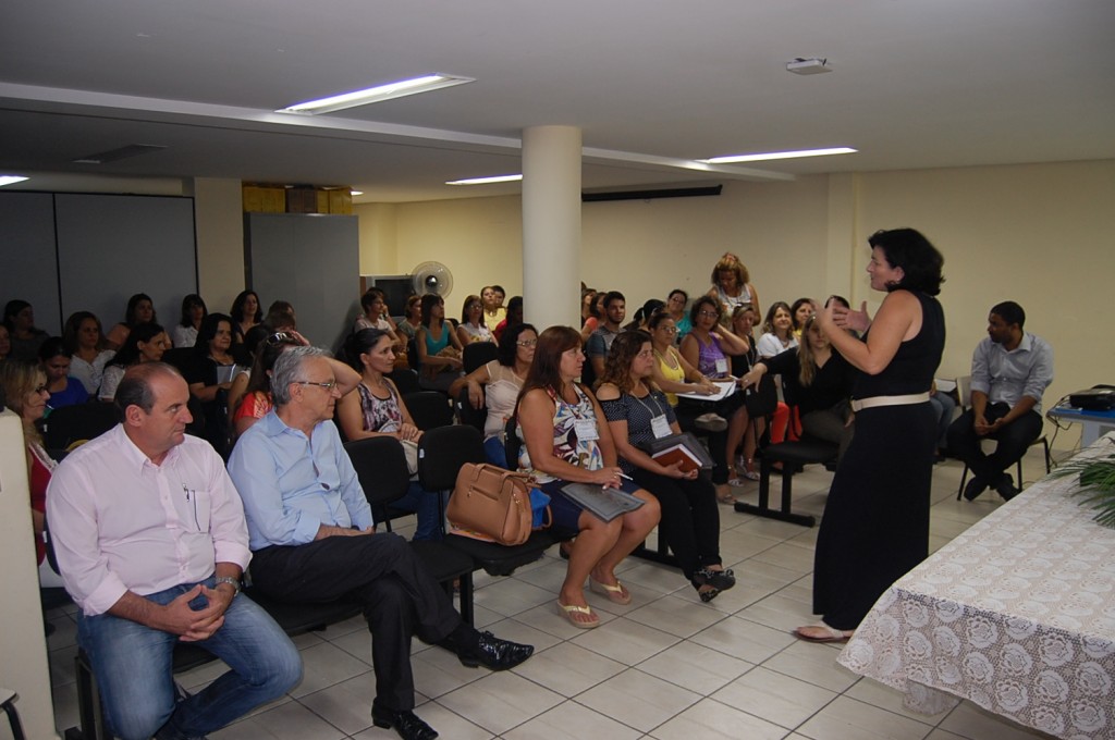 A secretária de Educação, Amaryllis Pádua Castro, deu as boas vindas aos educadores.