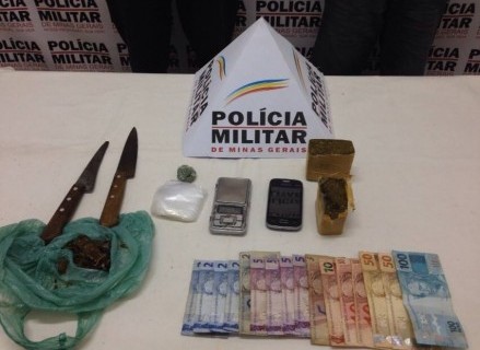   Droga e dinheiro apreendida durante abordagem policial.                             Foto: PM Divulgação  