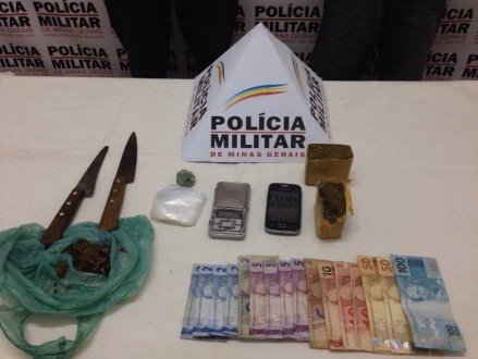 Droga e dinheiro apreendida durante abordagem policial.                             Foto: PM Divulgação