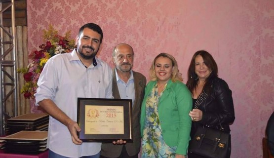 O gerente da Rádio Cultura Lucas Carvalho e a secretária Taiza Barbosa receberam o prêmio.