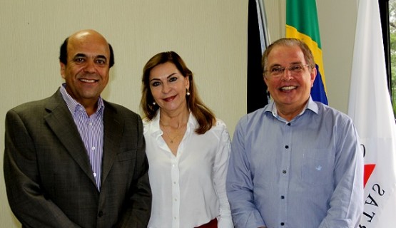 Dep. Dâmina, acompanhada do seu esposo e ex-prefeito Carlos Alberto Pereira e o reitor da Ufla, Prof. Scolforo.