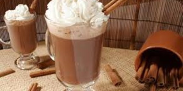 Essa receita é sensacional, um delicioso Chocolate Quente com Creme de Leite e leite condensado que vai deixar todos bem quentinhos nesse inverno.