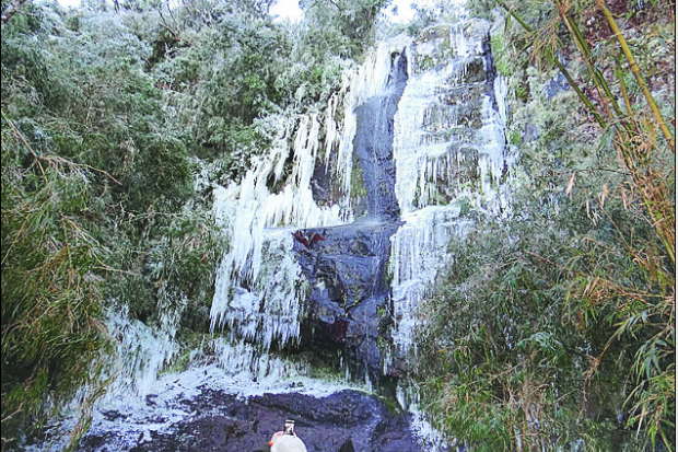 Virou pedra. Frio congelou as águas de cachoeira em Urupema, em Santa Catarina