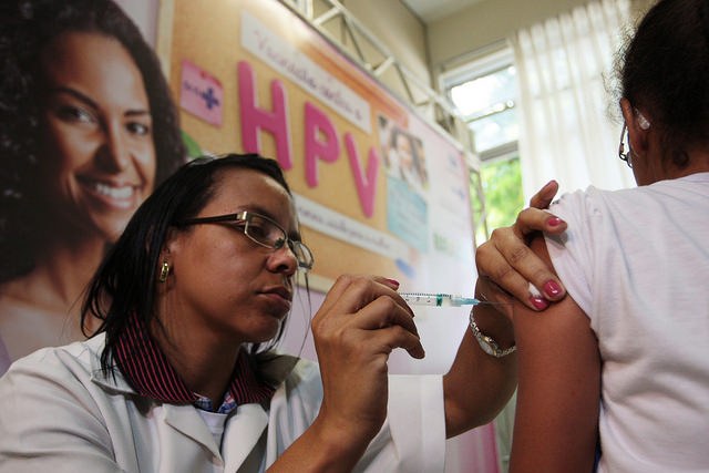 Homens e mulheres até 26 anos podem receber vacina de HPV.
Para essa faixa etária orientação é esquema com três doses, com intervalo de zero, dois e seis meses
(Foto: Rodrigo Nunes/MS)