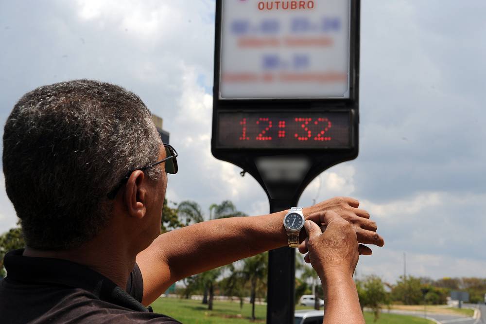 orário de verão faz com que o dia escureça mais tarde, o que, na intenção do governo, representaria economia de energia (Renato Araújo/ABr/ABr)